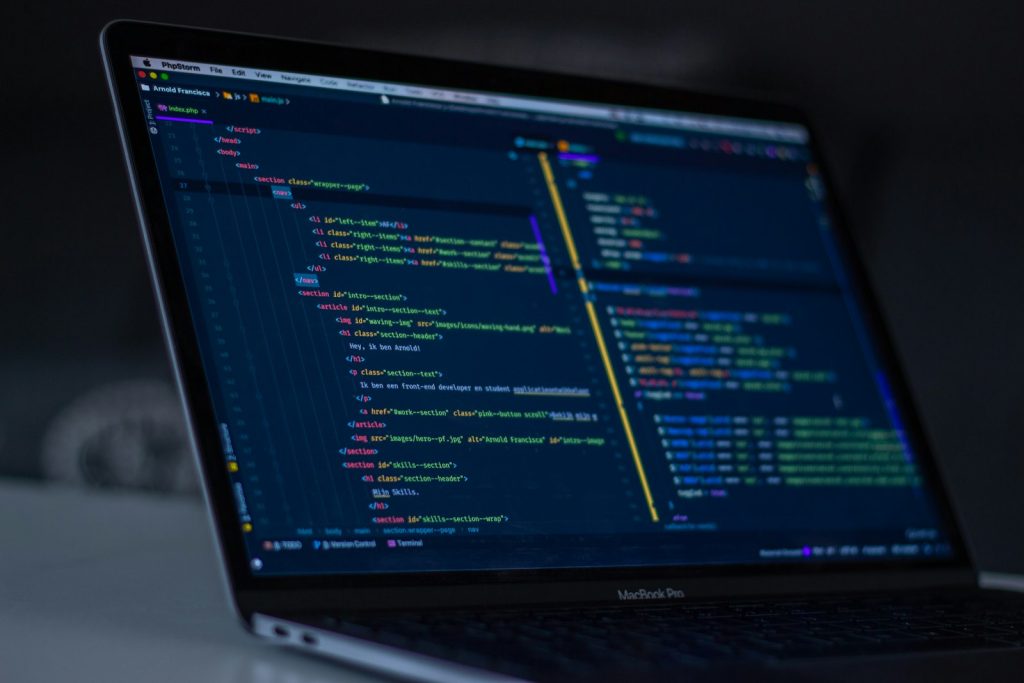 Laptop con código de programación en pantalla
