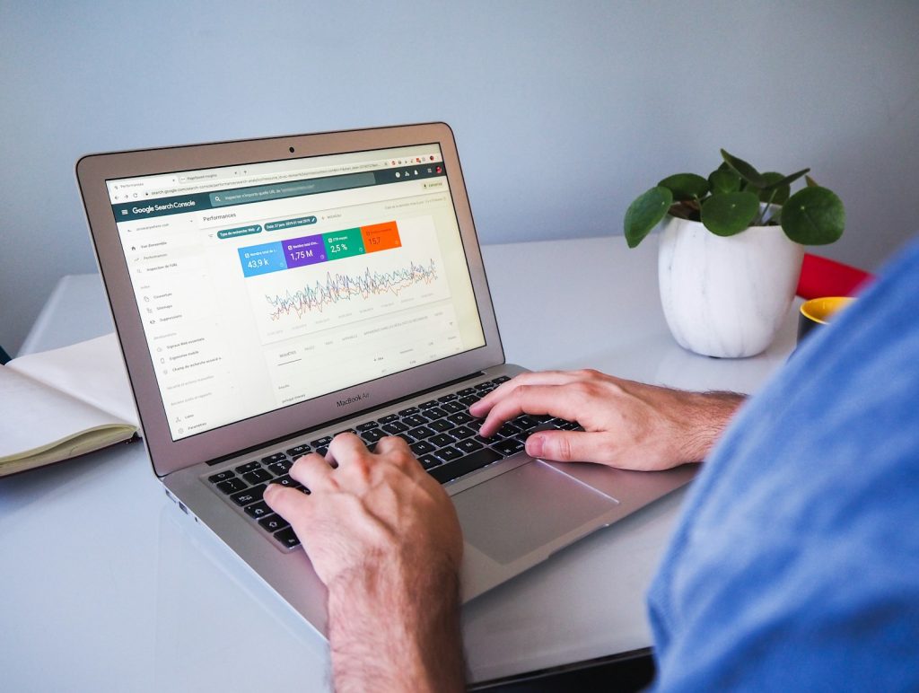 Persona revisando métricas de posicionamiento SEO en una laptop