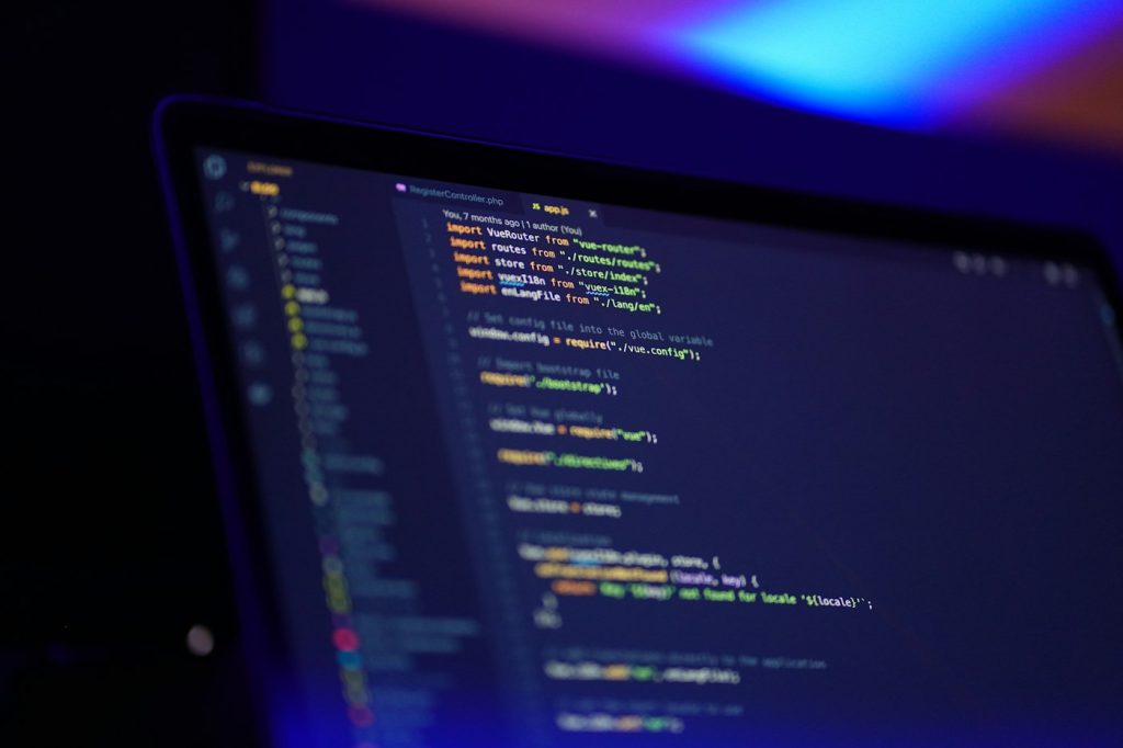 Pantalla de laptop con código de un sitio web