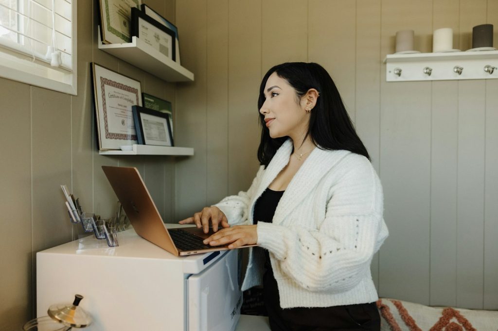 Mujer trabajando en su negocio desde una laptop en casa