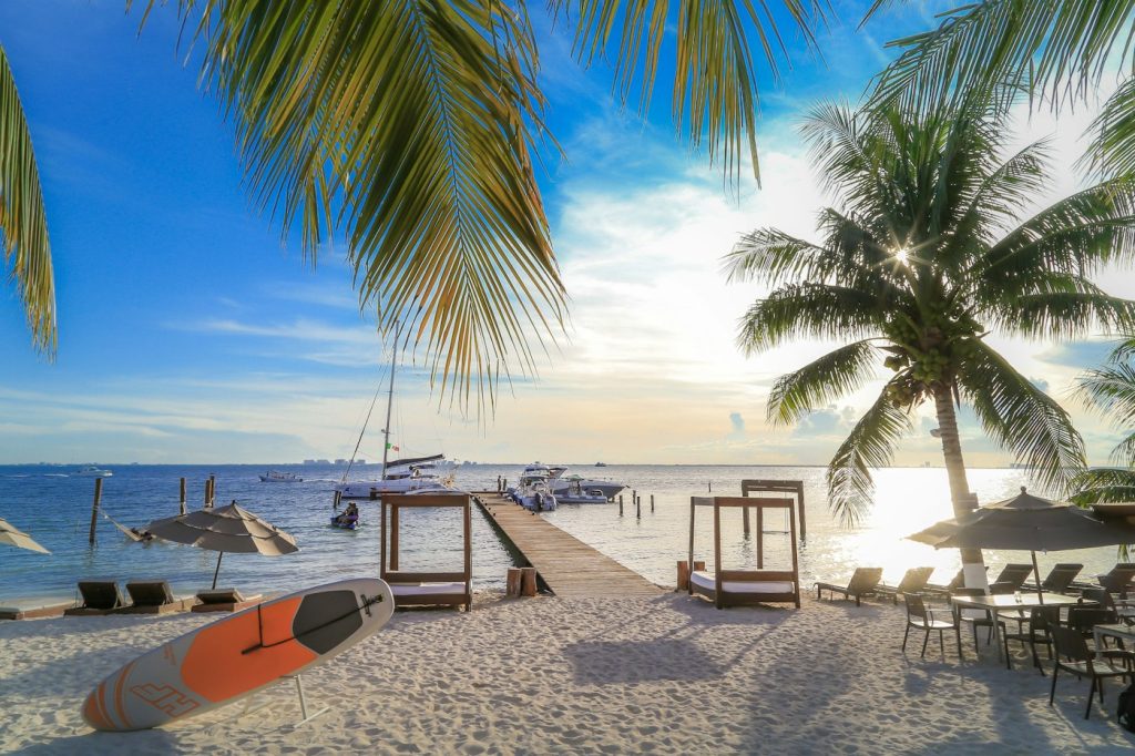 Playa de Isla Mujeres con agua turquesa y palmeras