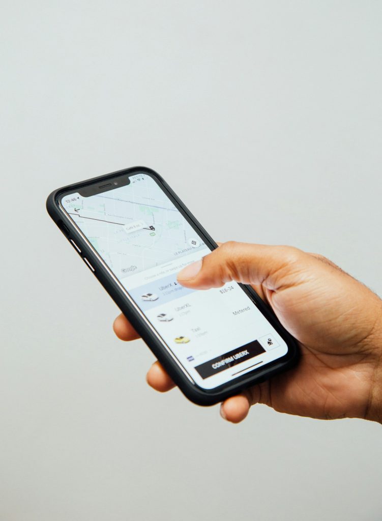 Persona pidiendo un viaje desde la aplicación en su celular